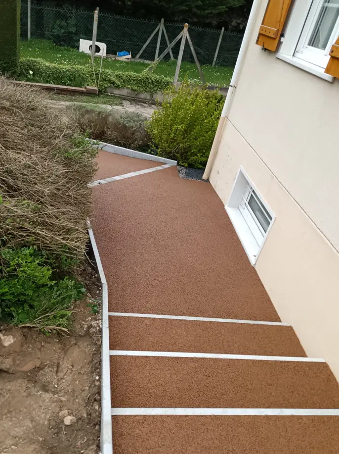 Allée en béton drainant avec paliers